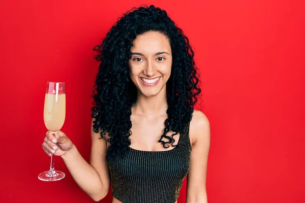 Mladá Hispánka Kudrnatými Vlasy Popíjející Sklenici Šumivého Šampaňského Která Vypadá — Stock fotografie