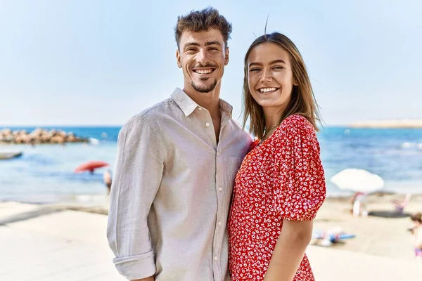 Junges Spanisches Paar Urlaub Lächelt Glücklich Und Umarmt Sich Strand — Stockfoto