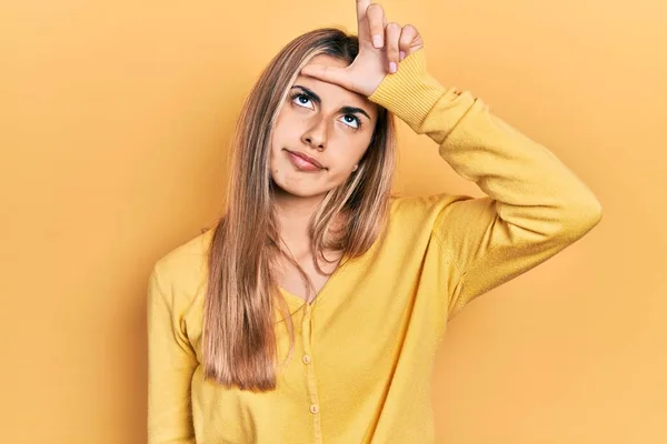 Hermosa Mujer Hispana Usando Suéter Amarillo Casual Burlándose Gente Con — Foto de Stock