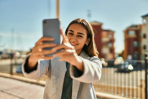 Jovem Hispânica Sorrindo Feliz Fazendo Selfie Pelo Smartphone Cidade — Fotografia de Stock