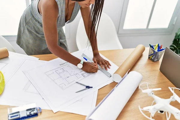 Joven Mujer Afroamericana Arquitecta Escribiendo Sobre Planos Casa Estudio Arquitectura —  Fotos de Stock