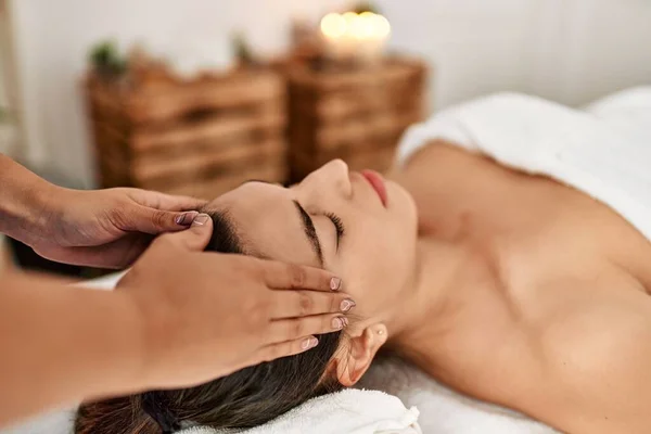 Due Donne Terapeuta Paziente Avendo Sessione Massaggio Facciale Centro Bellezza — Foto Stock