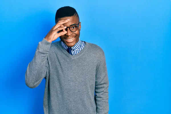 Stili Gözlüklü Genç Afro Amerikan Adam Gülümsüyor — Stok fotoğraf