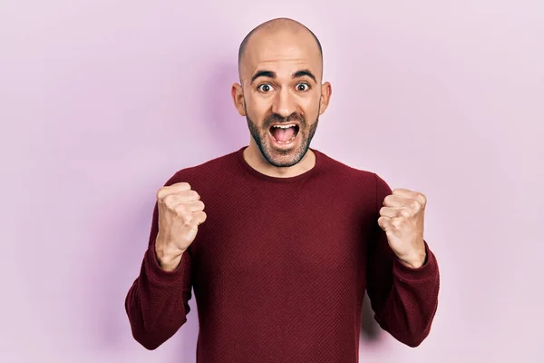 Jovem Careca Vestindo Roupas Casuais Comemorando Surpreso Surpreso Pelo Sucesso — Fotografia de Stock