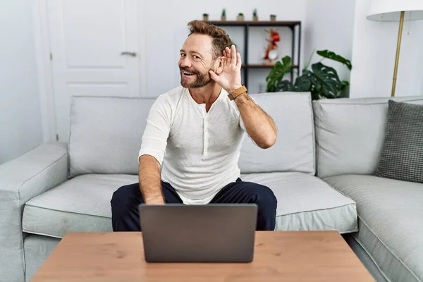 Középkorú Férfi Laptopot Használ Otthon Fültől Fülig Mosolyog Miközben Egy — Stock Fotó