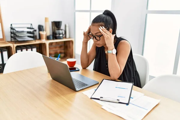 Mujer Latina Joven Estresada Trabajando Oficina — Foto de Stock