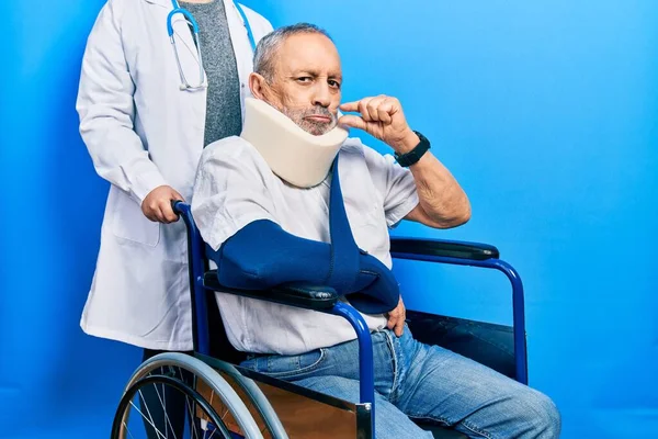 Bonito Homem Idoso Com Barba Sentado Cadeira Rodas Com Pescoço — Fotografia de Stock