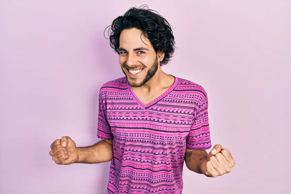 Hombre Hispano Guapo Vistiendo Camiseta Rosa Casual Emocionado Por Éxito — Foto de Stock