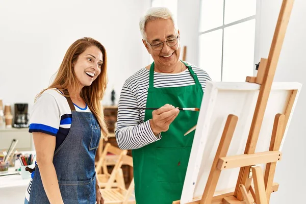 Professor Pintura Meia Idade Estudante Sorrindo Pintura Feliz Estúdio Arte — Fotografia de Stock