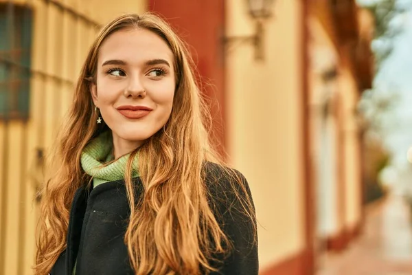 Joven Chica Rubia Sonriendo Feliz Pie Ciudad — Foto de Stock