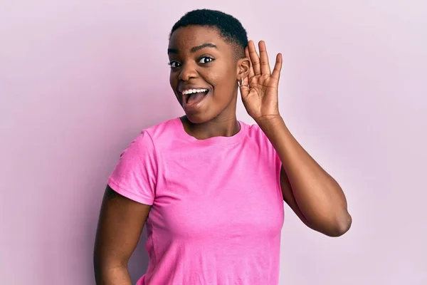 Sıradan Pembe Tişörtler Giyen Genç Afro Amerikalı Bir Kadın Kulağı — Stok fotoğraf