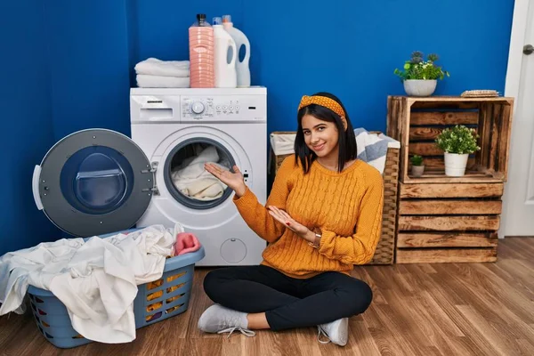 Ung Latinamerikansk Kvinna Gör Tvätt Inbjudande Att Komma Leende Naturligt — Stockfoto