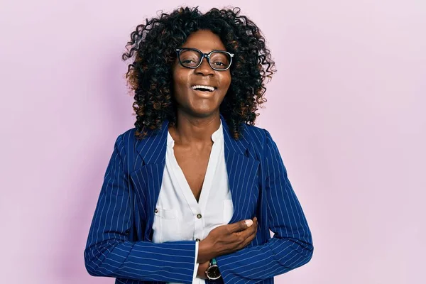 Молода Афроамериканська Жінка Діловому Одязі Окулярах Посміхається Сміється Голосно Тому — стокове фото