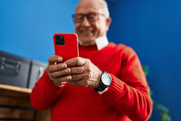 Senior Άνθρωπος Χαμογελά Αυτοπεποίθηση Χρησιμοποιώντας Smartphone Στο Σπίτι — Φωτογραφία Αρχείου