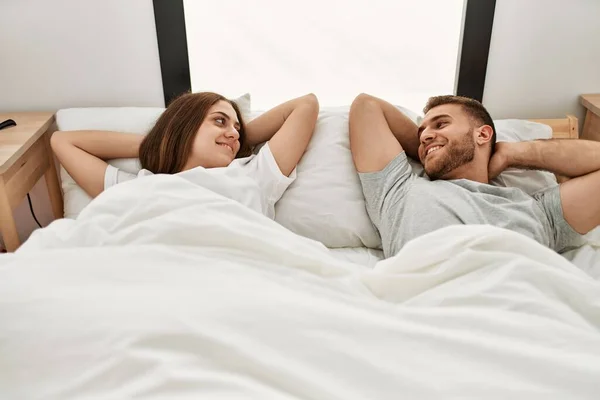 Jong Hispanic Paar Ontspannen Met Handen Het Hoofd Liggend Bed — Stockfoto