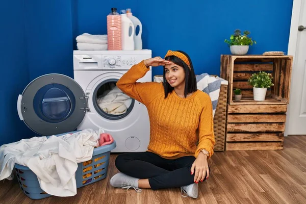 Ung Latinamerikansk Kvinna Gör Tvätt Mycket Glad Och Ler Tittar — Stockfoto