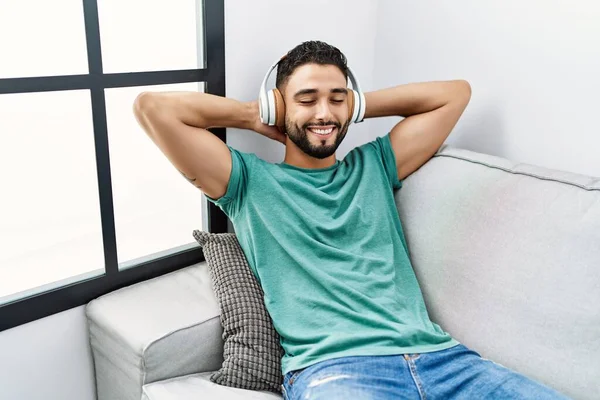 Jovem Árabe Homem Ouvindo Música Sentado Sofá Casa — Fotografia de Stock