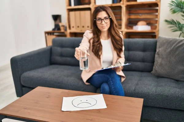 Ung Latinamerikansk Kvinna Som Har Psykolog Session Som Erbjuder Glas — Stockfoto