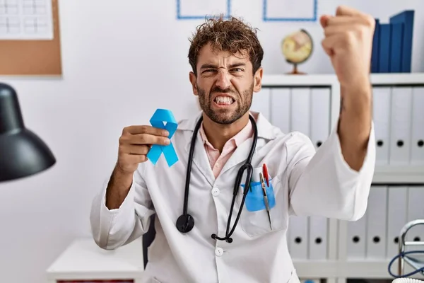 Ung Latinamerikansk Läkare Man Håller Blå Band Irriterad Och Frustrerad — Stockfoto