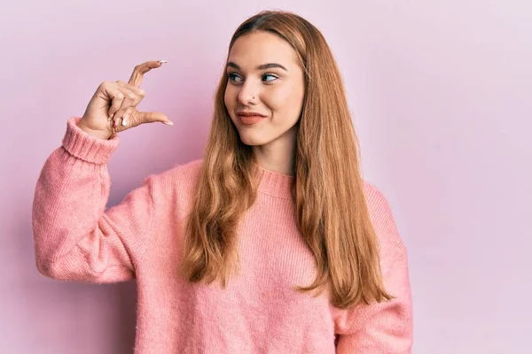 Young Blonde Woman Doing Measure Gesture Fingers Smiling Looking Side — Stock Photo, Image