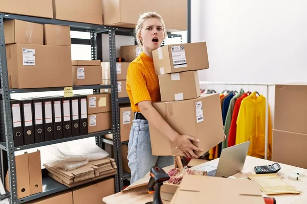 Giovane Donna Bionda Che Lavora Alla Piccola Impresa Commerce Spaventata — Foto Stock