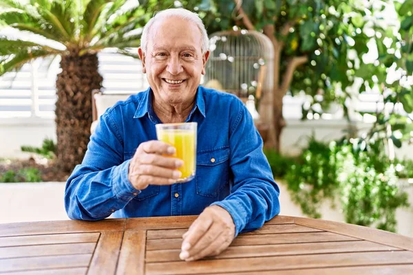 Starší Běloch Šťastně Usmívá Pije Pomerančovou Šťávu Sedí Stole Terase — Stock fotografie