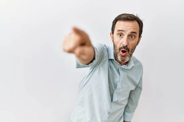 Middelbare Leeftijd Spaanse Man Met Baard Staan Geïsoleerde Achtergrond Wijzen — Stockfoto