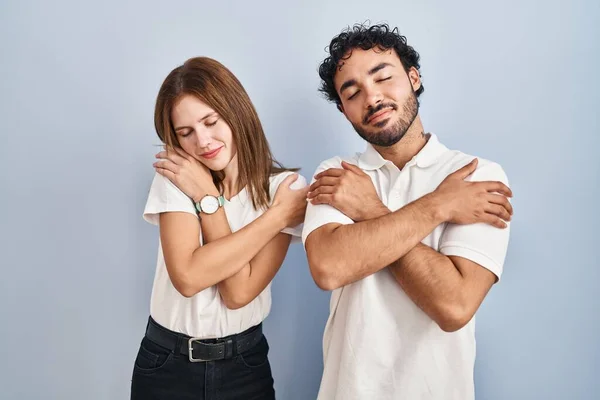Gündelik Giysiler Giymiş Genç Bir Çift Birbirine Sarılıyor Mutlu Pozitif — Stok fotoğraf