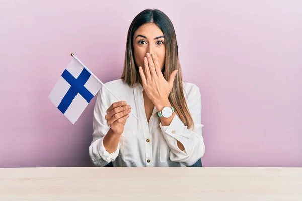 Jonge Spaanse Vrouw Die Vlag Van Finland Vasthoudt Met Hand — Stockfoto