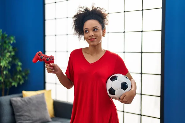 Joven Afroamericana Mujer Jugando Fútbol Videojuego Sonriendo Mirando Hacia Lado — Foto de Stock