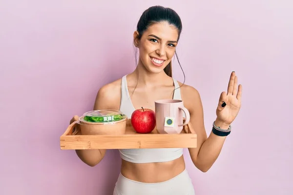 Ung Latinamerikansk Kvinna Bär Sportiga Kläder Med Hälsosam Frukost Gör — Stockfoto