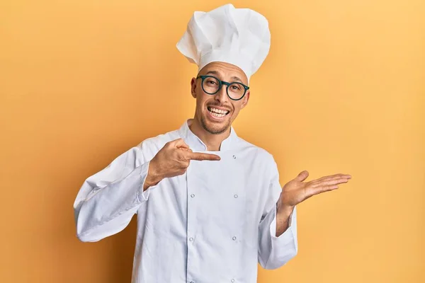 Καραφλός Άνδρας Γενειάδα Φορώντας Επαγγελματική Στολή Μάγειρα Έκπληκτος Και Χαμογελώντας — Φωτογραφία Αρχείου