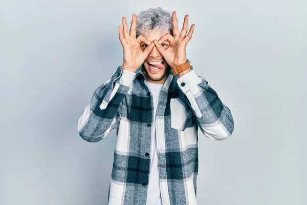 Jeune Homme Hispanique Aux Cheveux Teints Modernes Portant Une Chemise — Photo