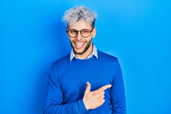 Joven Hombre Hispano Con Pelo Teñido Moderno Vistiendo Suéter Gafas —  Fotos de Stock