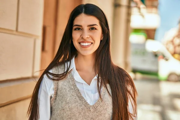 Giovane Donna Ispanica Sorridente Felice Piedi Alla Città — Foto Stock