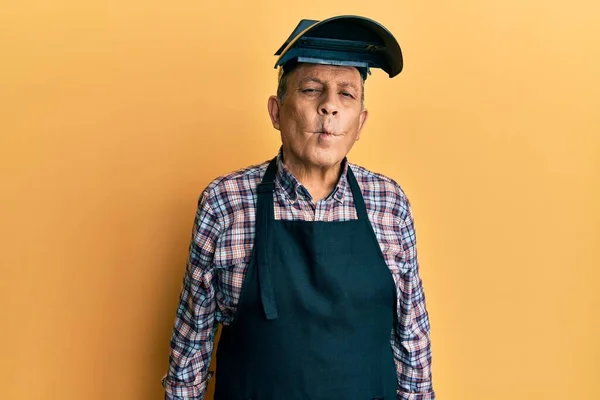 Hombre Mayor Guapo Con Pelo Gris Usando Máscara Protección Soldadura —  Fotos de Stock