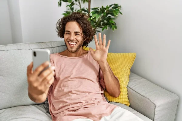 Jovem Hispânico Sorrindo Feliz Ter Chamada Vídeo Usando Smartphone Sentado — Fotografia de Stock