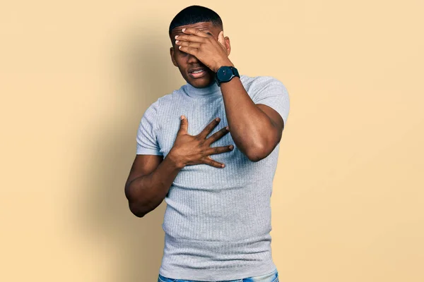 Fiatal Fekete Férfi Visel Alkalmi Póló Megható Homlok Betegség Láz — Stock Fotó