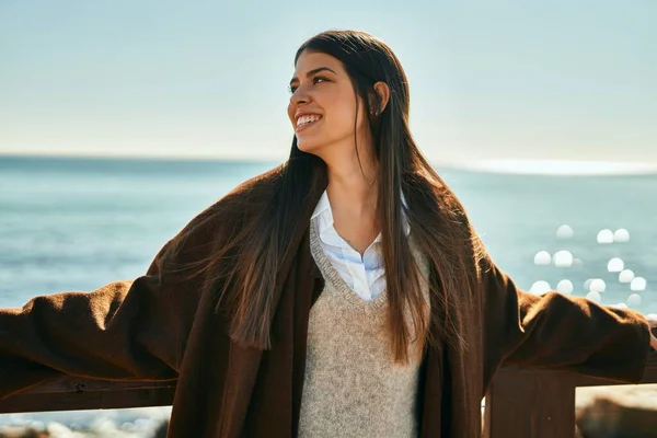 Jonge Latino Vrouw Glimlachen Gelukkig Leunend Balustrade Het Strand — Stockfoto