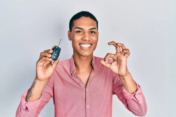 Jonge Afro Amerikaanse Man Met Sleutel Van Nieuwe Auto Doet — Stockfoto