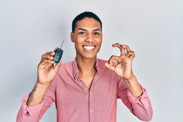 Jovem Afro Americano Cara Segurando Chave Carro Novo Fazendo Sinal — Fotografia de Stock