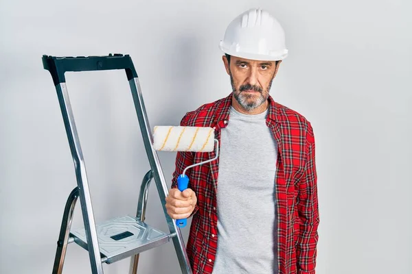 Homem Pintor Hispânico Meia Idade Segurando Rolo Usando Atitude Pensamento — Fotografia de Stock