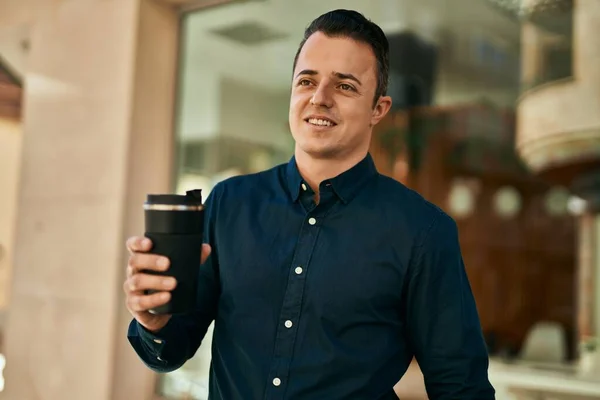 Ung Latinamerikansk Man Ler Glad Dricka Kaffe Stan — Stockfoto