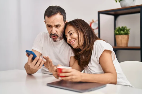Mann Und Frau Mittleren Alters Nutzen Smartphone Und Trinken Kaffee — Stockfoto