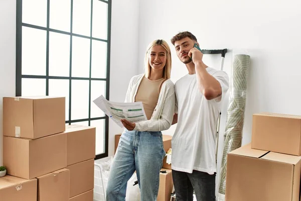 Junges Kaukasisches Paar Liest Dokument Und Spricht Neuen Zuhause Auf — Stockfoto