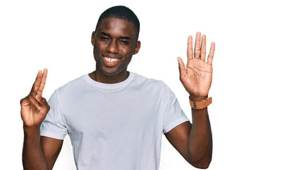 Joven Hombre Afroamericano Vistiendo Camiseta Blanca Casual Mostrando Señalando Con — Foto de Stock