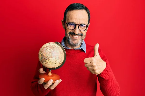 Homem Hispânico Meia Idade Segurando Bola Mundo Vintage Sorrindo Feliz — Fotografia de Stock