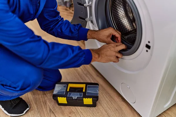 Jovem Hispânico Vestindo Handyman Uniforme Reparar Máquina Lavar Roupa Lavanderia — Fotografia de Stock