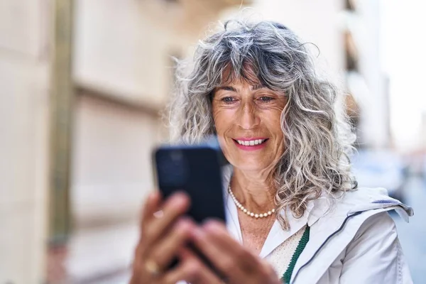 Mulher Meia Idade Sorrindo Confiante Usando Smartphone Rua — Fotografia de Stock