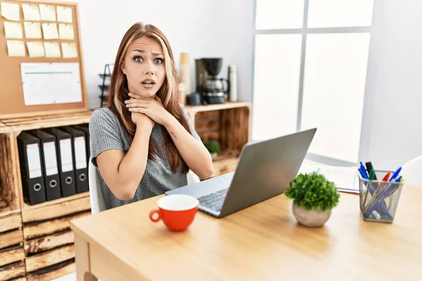 Ofiste Laptopuyla Çalışan Genç Esmer Kadın Boğularak Can Çekiştiği Için — Stok fotoğraf
